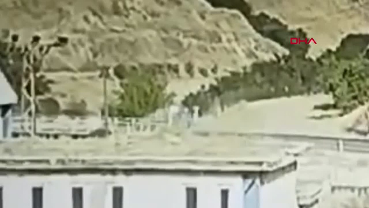 Tunceli\'de otomobil baraj gölüne uçtu, anne ve kızı kurtarıldı