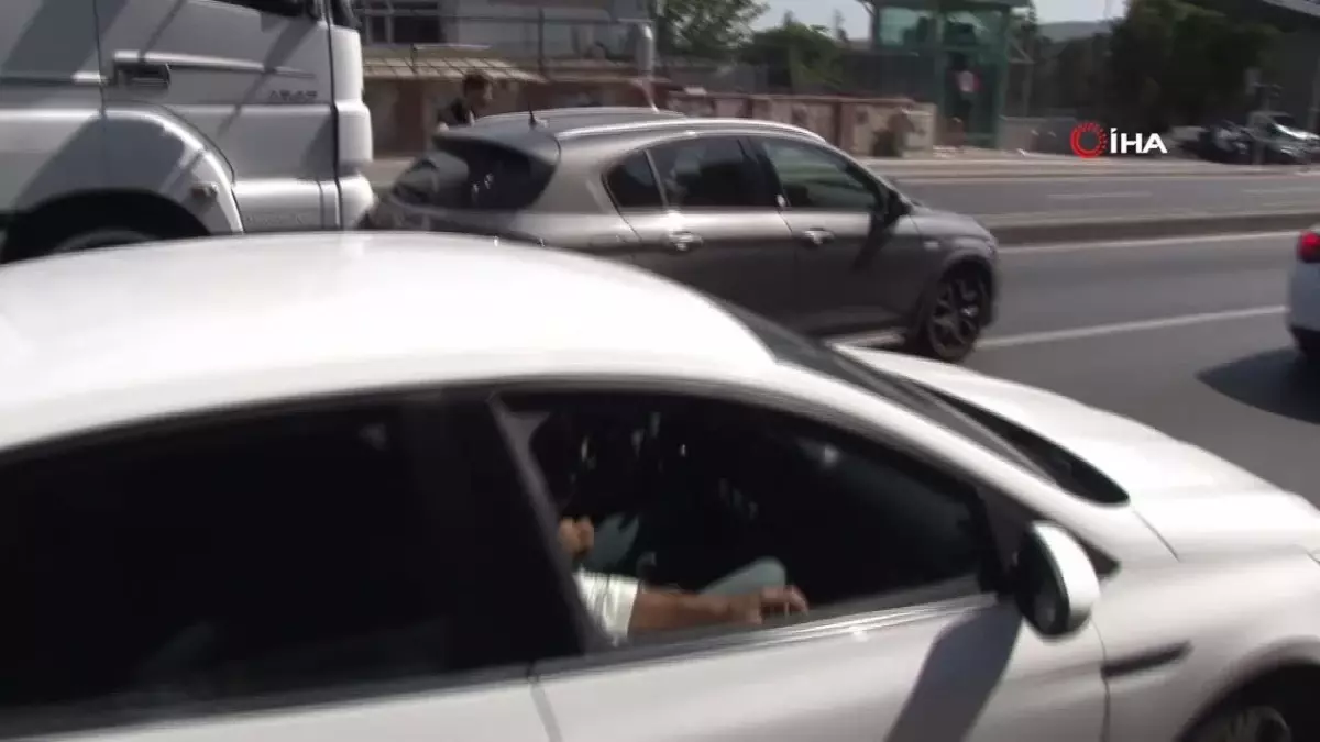 Ümraniye\'de Yangın Trafiği Felç Etti