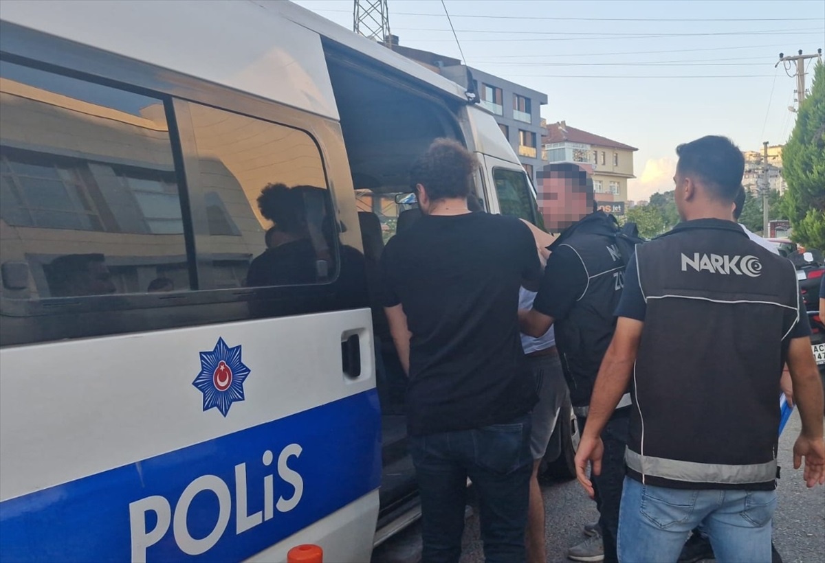 Uyuşturucu Ticareti Operasyonunda 5 Tutuklama
