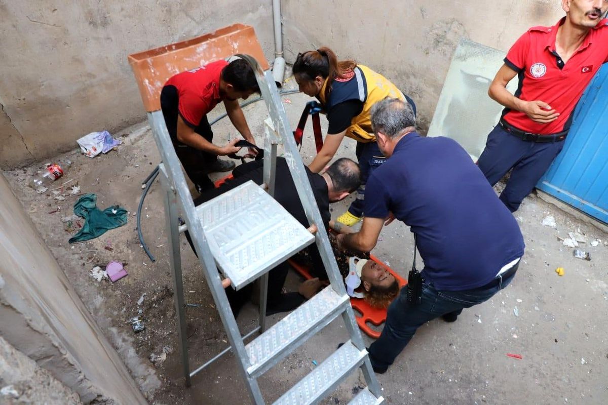 Mersin\'de Balkonun Önünde Düşen Kadın Yaralandı