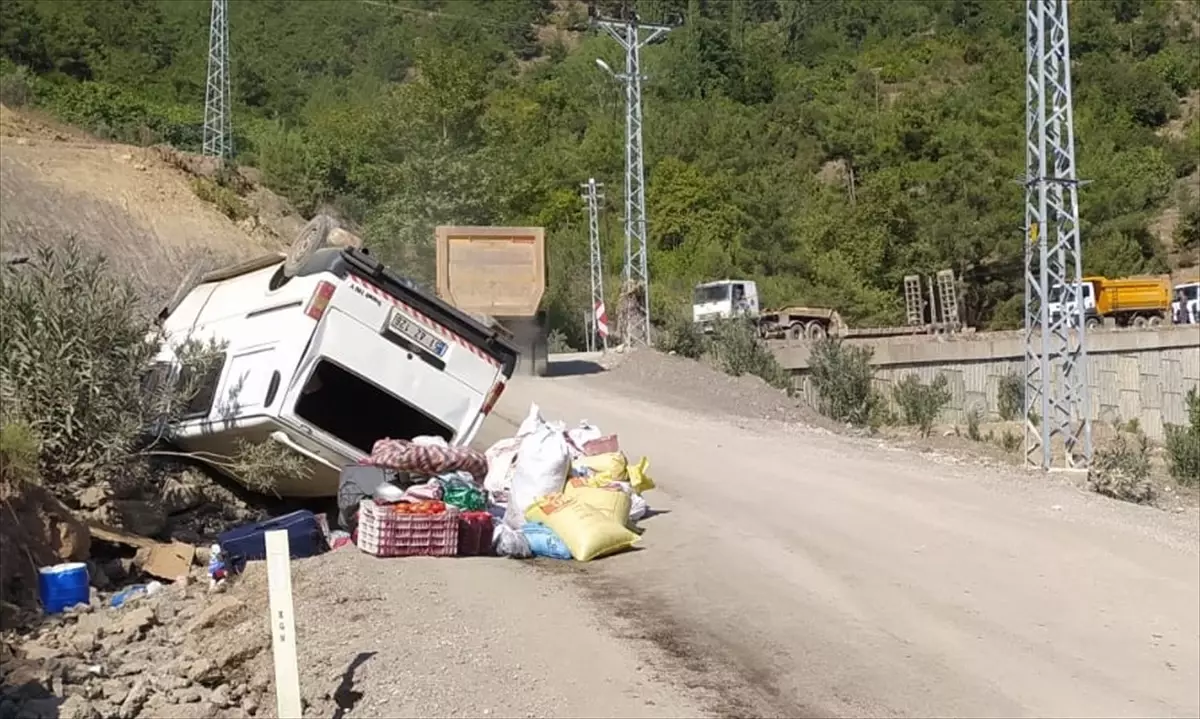 Kozan\'da Minibüs Devrildi: 6 Yaralı