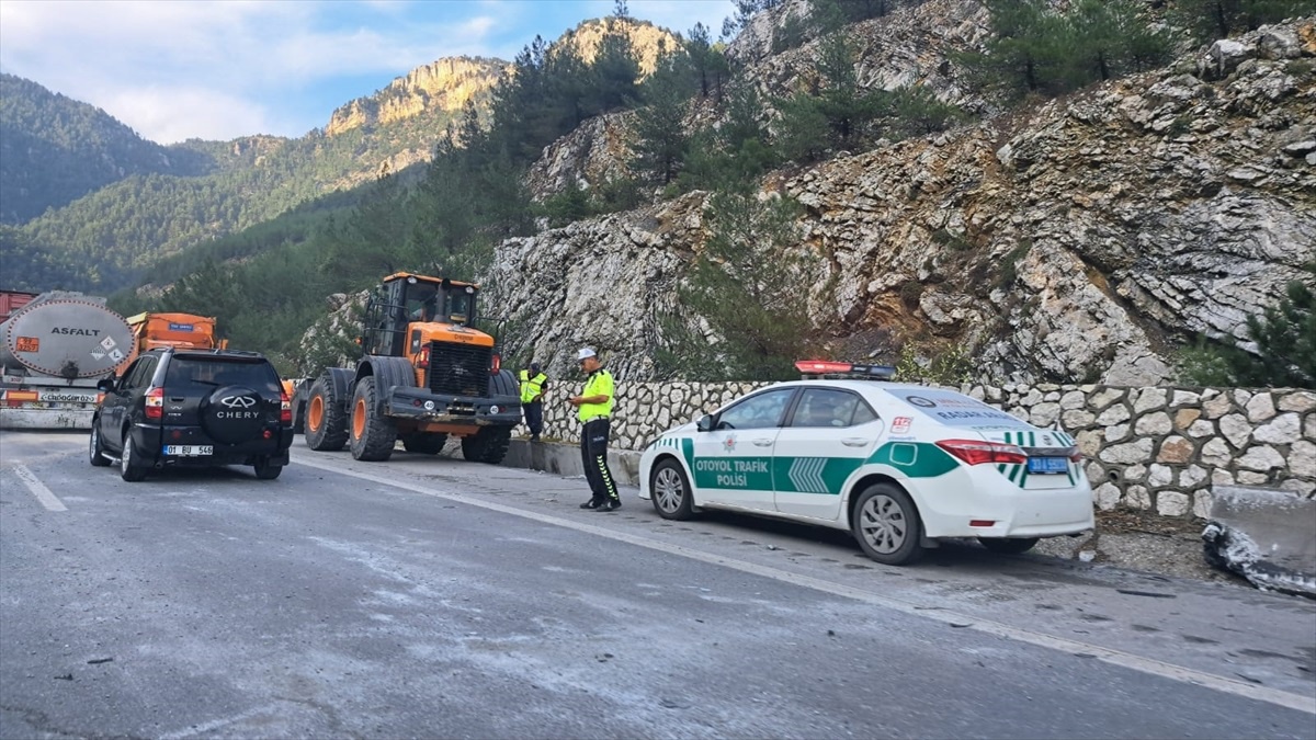 Adana\'da Zincirleme Trafik Kazası: 2 Yaralı