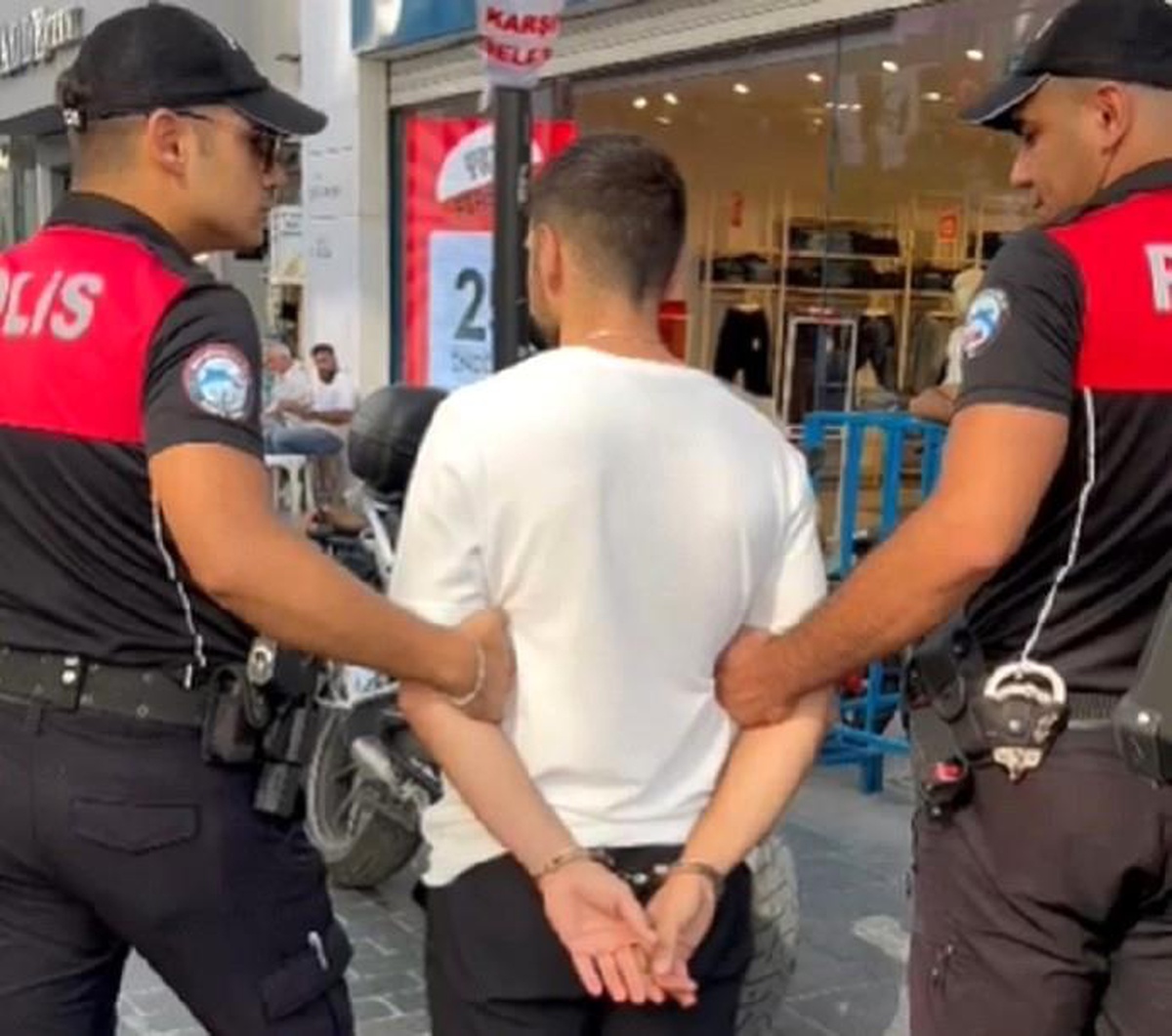 İzmir\'de Uyuşturucu Taciri Yakalandı