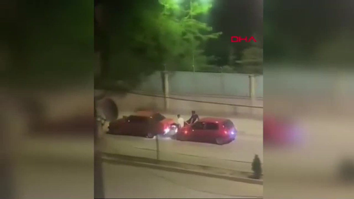 Elazığ\'da arızalanan otomobili kaputuna oturup ittiler
