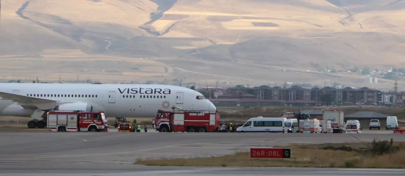 Air Vistara Uçağı Erzurum\'a İniş Yaptı