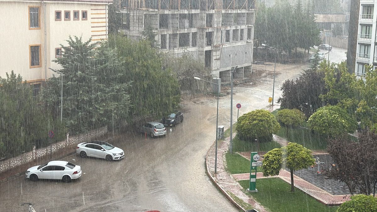 Elazığ\'da Sağanak Yağış Hayatı Olumsuz Etkiledi