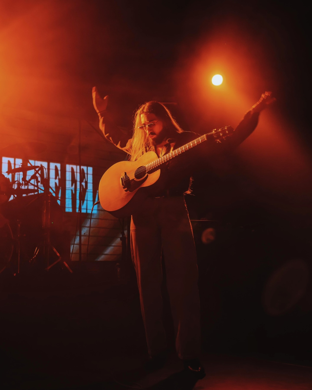 Emre Fel'in canlı performansı dinleyicileri ikiye böldü! 'Patlıcanlı dondurma' diyen bile var