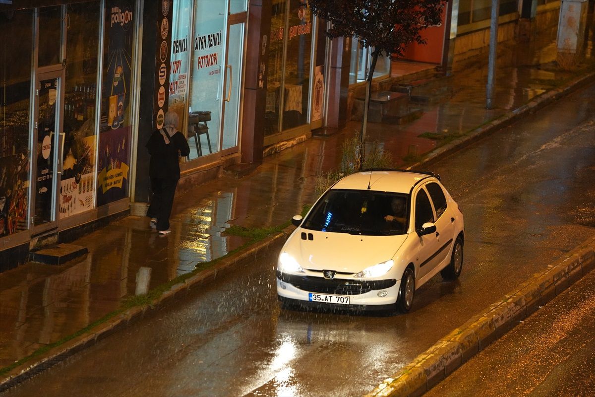 Erzurum\'da Sağanak Yağış Hayatı Olumsuz Etkiledi