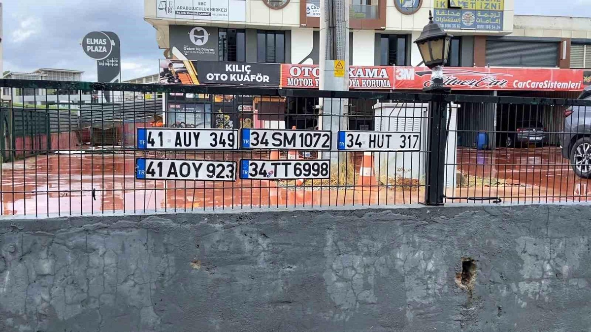 Gebze\'de Şiddetli Yağış: Plakalar Tellere Asıldı