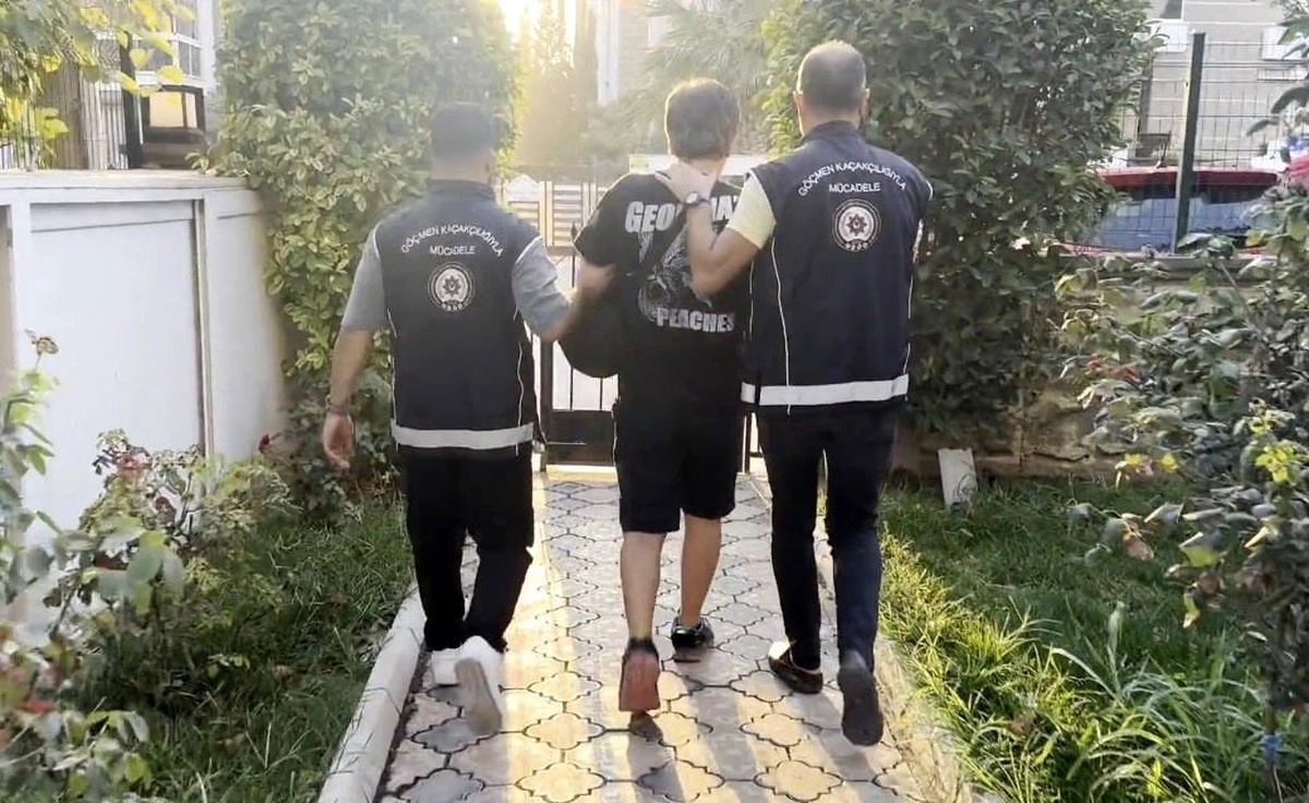 İzmir\'de Göçmen Kaçakçılığı Operasyonu: 14 Tutuklama
