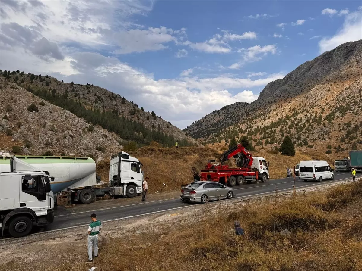 Kahramanmaraş-Göksun Yolu 2,5 Saat Kapalı Kaldı