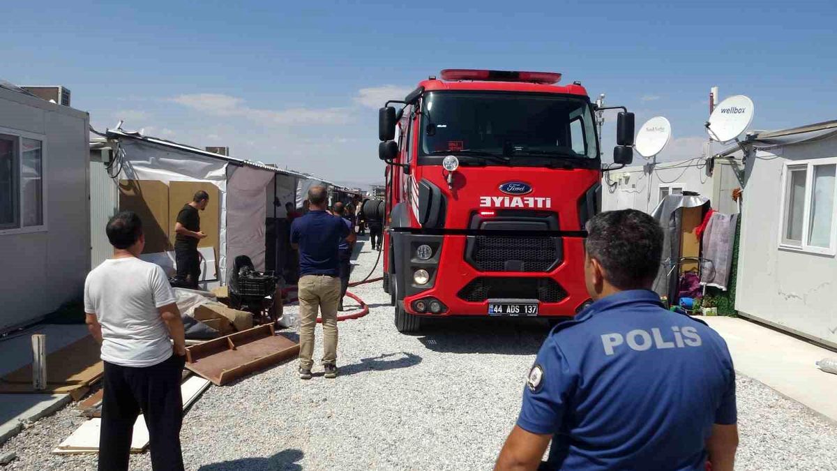 Malatya\'da Konteyner Kentte Yangın