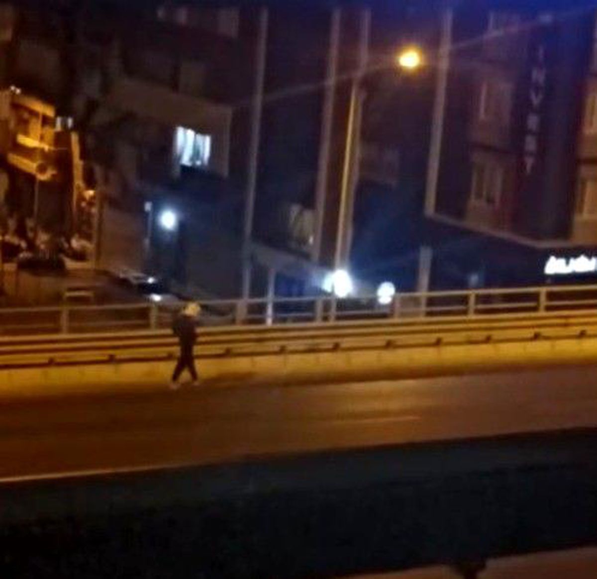 Kuşadası\'nda Maskeli Taşlı Saldırı