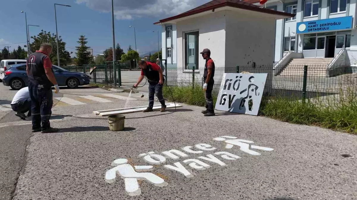 Düzce Belediyesi Okul Çevrelerinde Yaya Güvenliği İçin Çalışmalar Yürütüyor