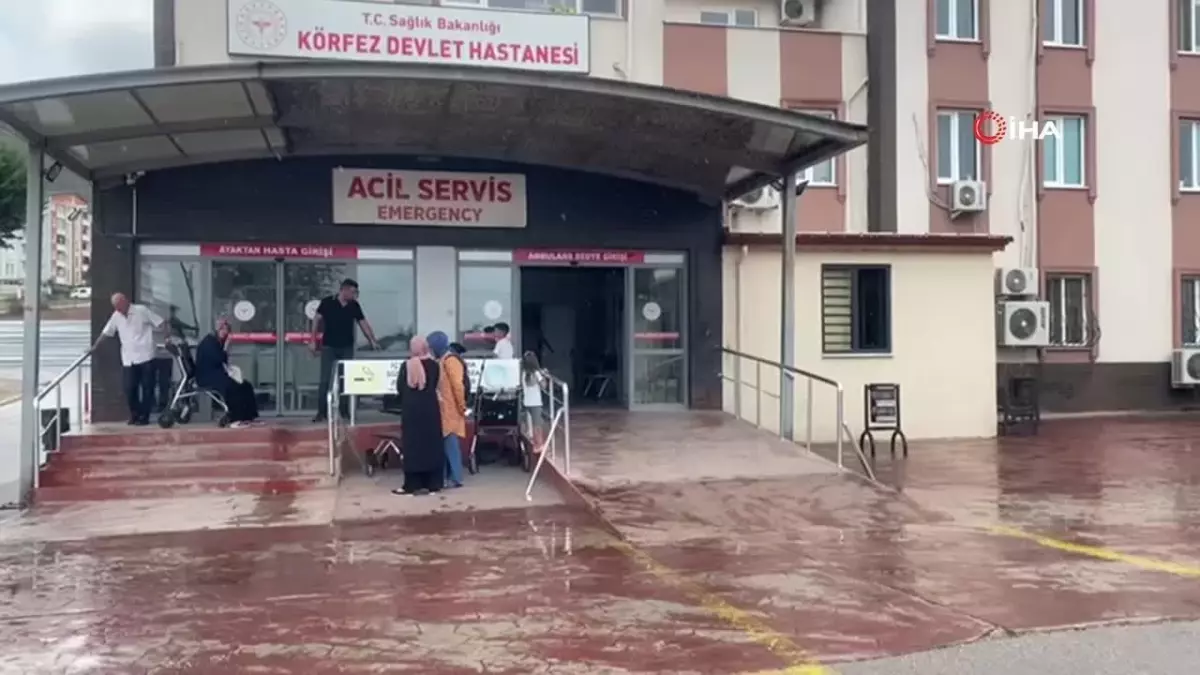 Kocaeli\'de Otomobil Bariyerlere Saplandı: 1 Ölü, 2 Yaralı