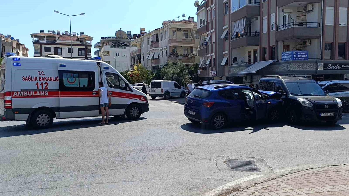 Antalya\'da Trafik Kazası: 3 Yaralı