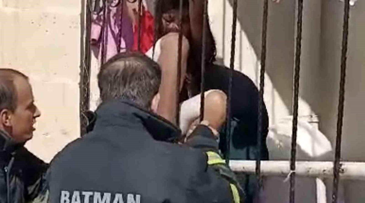Batman\'da Balkon Korkuluklarına Sıkışan Çocuk Kurtarıldı