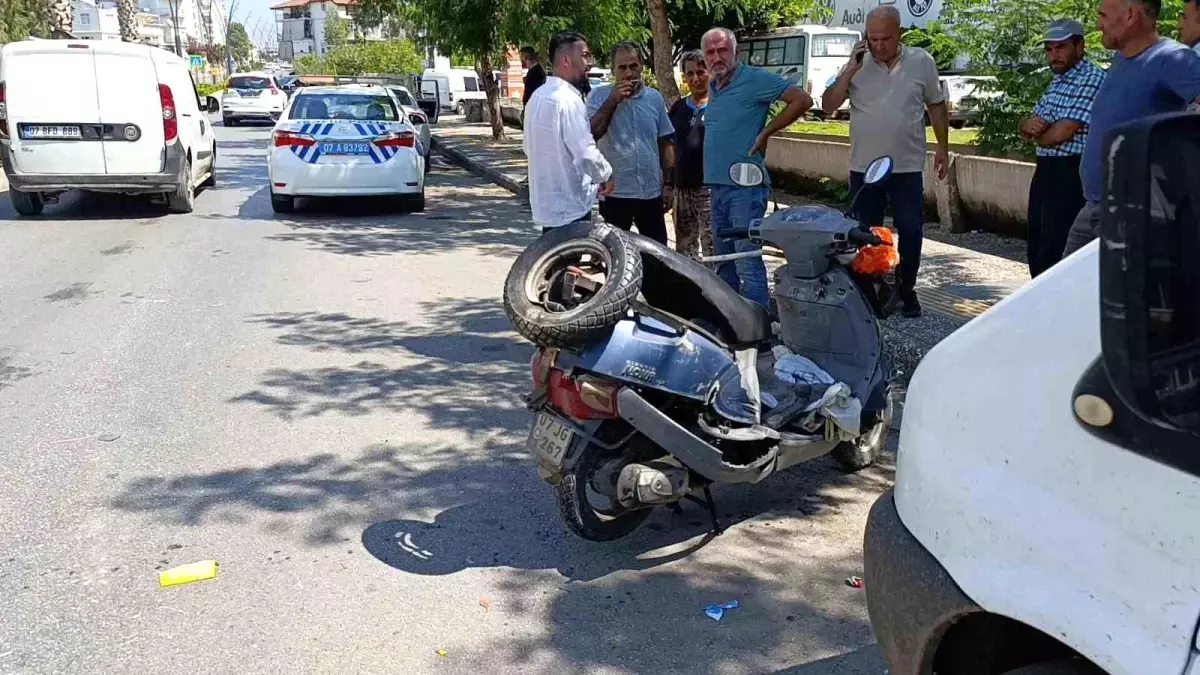 Antalya\'da motosiklet ile otomobil çarpıştı: 82 yaşındaki sürücü yaralandı