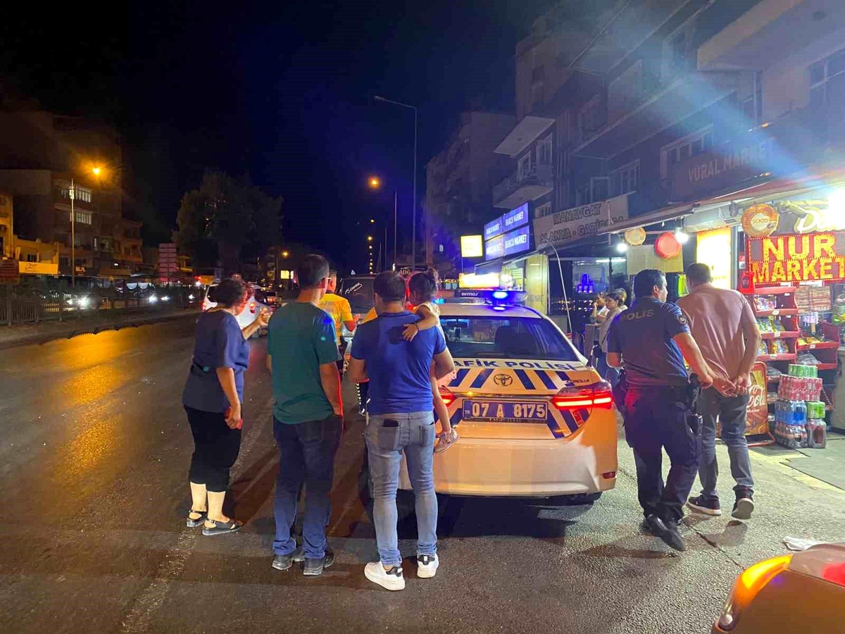 Antalya\'da Küçük Kız Otomobile Çarptı