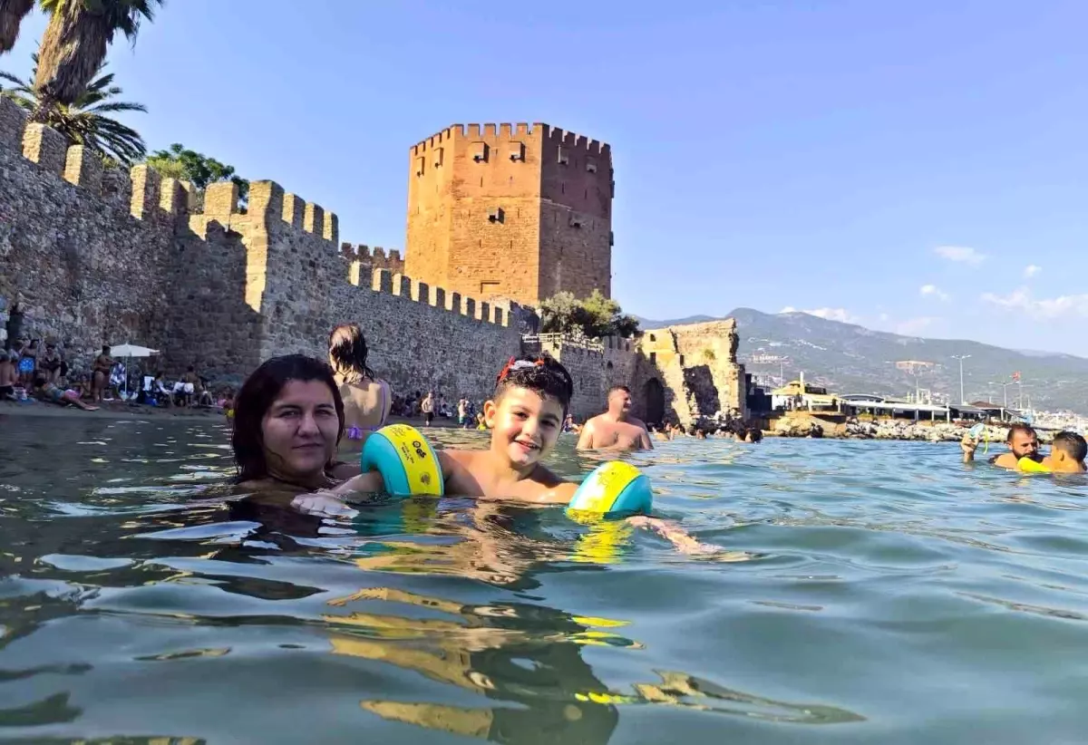 Alanya\'da turistler güneşli havanın tadını çıkardı