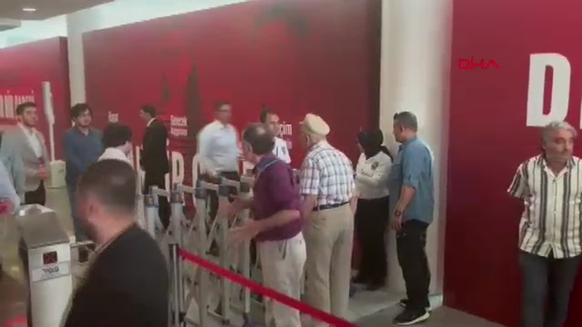 CHP Tüzük Kurultayı\'nda Delegelere Tepki