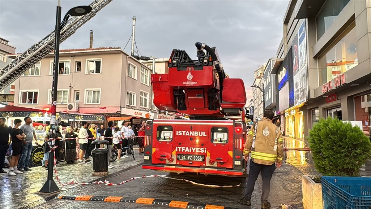 Ataşehir\'de Çatı Katında Yangın