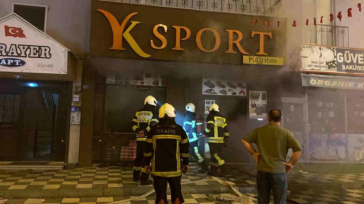Kayseri\'de Ayakkabı Dükkanında Yangın