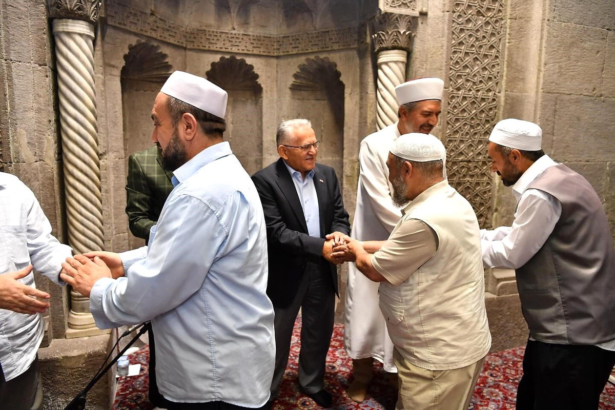 Kayseri Büyükşehir Belediye Başkanı Sabah Namazında Kayserililerle Buluştu