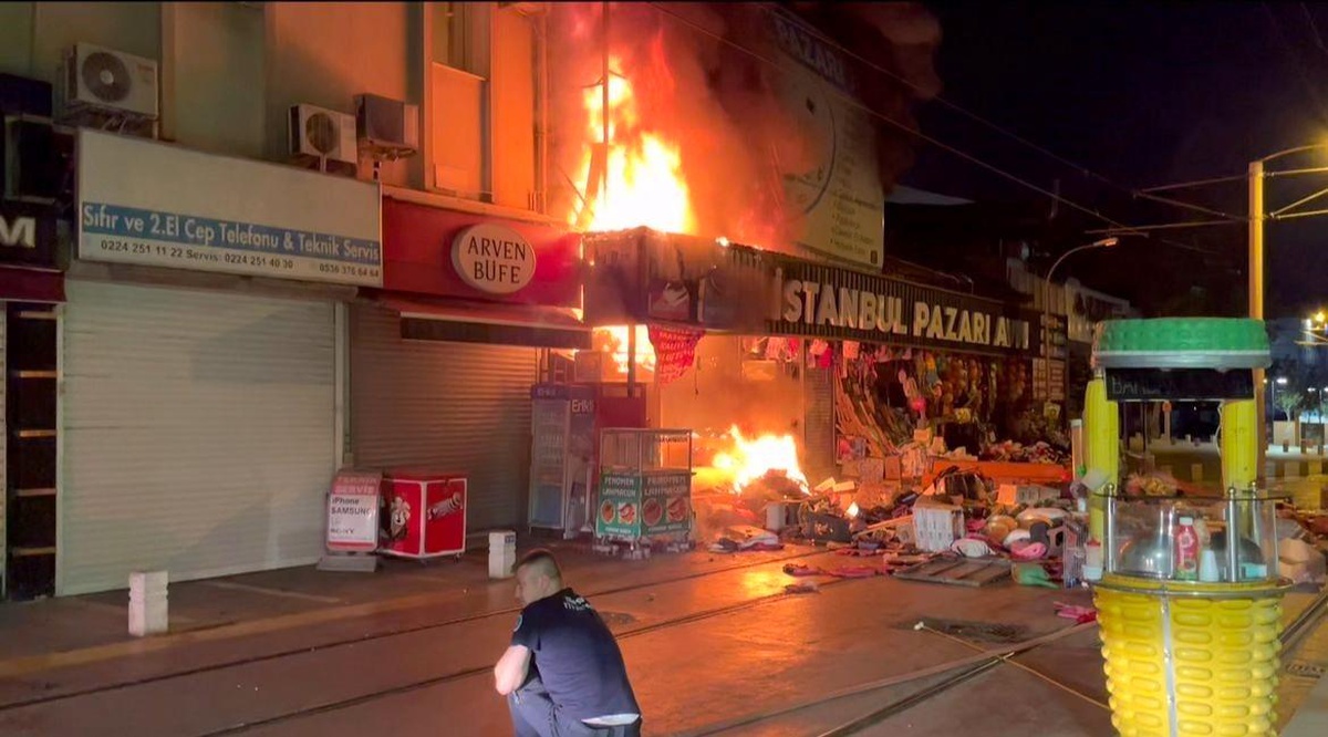 Bursa\'da Hediyelik Eşya Mağazası Yangını