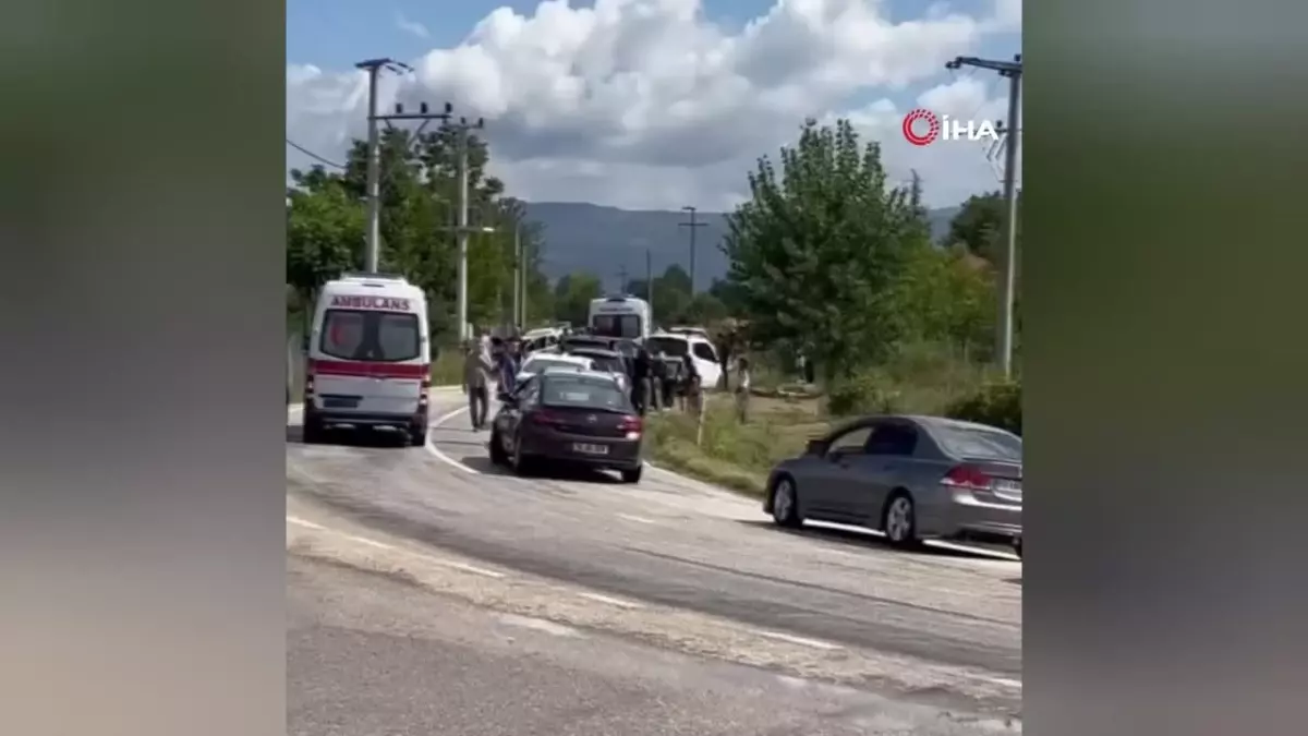 Bursa\'da iki otomobil kafa kafaya çarpıştı: 8 yaralı