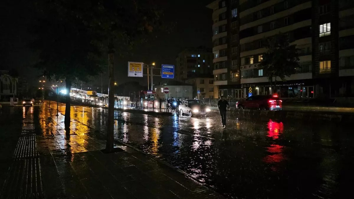 Çorum\'da Sağanak Yağış Su Baskınlarına Neden Oldu