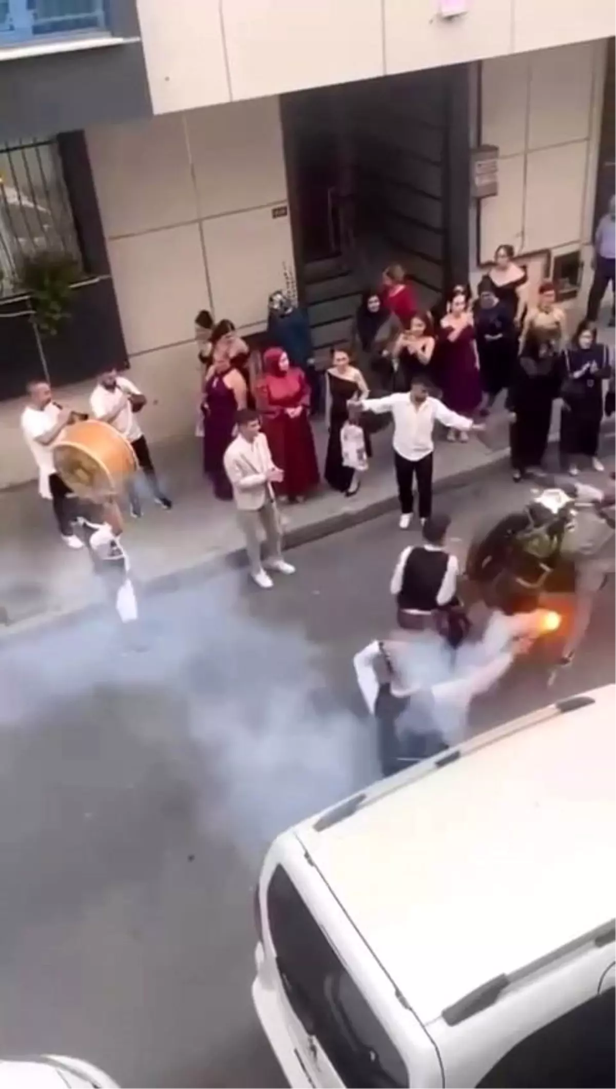 Düğünde Davulcuya Motosiklet Çarptı