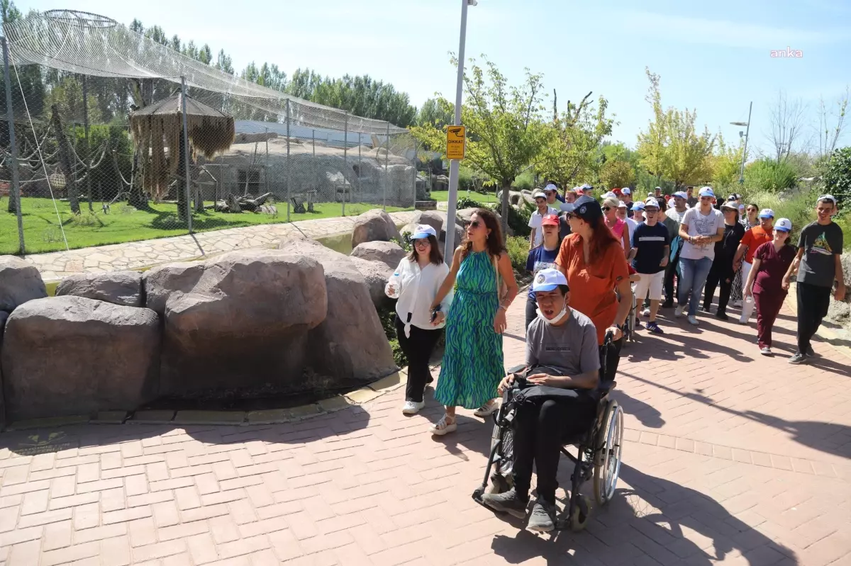 Eskişehir Büyükşehir Belediyesi Zihinsel Engelli Gündüz Yaşam Merkezi\'nden Hayvanat Bahçesi Gezisi