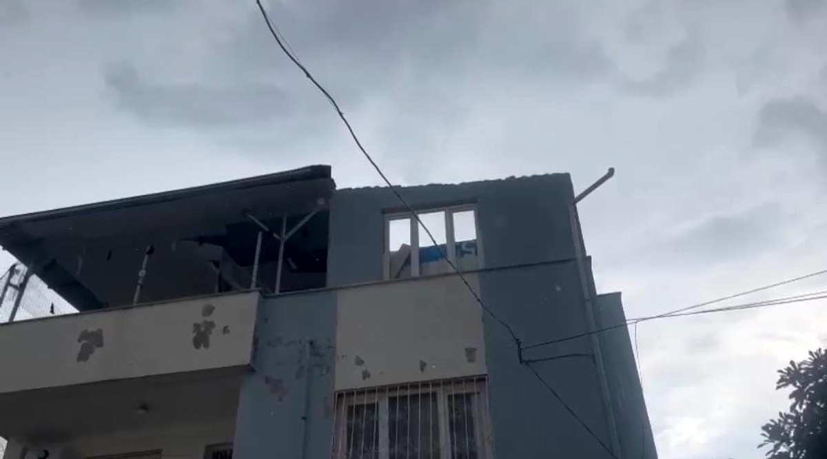 Kozan\'da Fırtına Sonucu Evde Yangın Çıktı