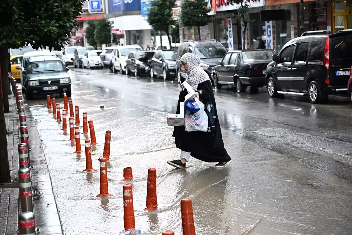 İstanbul\'da Sağanak, Evi Su Bastı