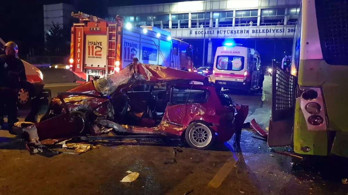 İzmit\'te Otobüse Çarpan Araçta Kaza: 1 Ölü, 3 Yaralı