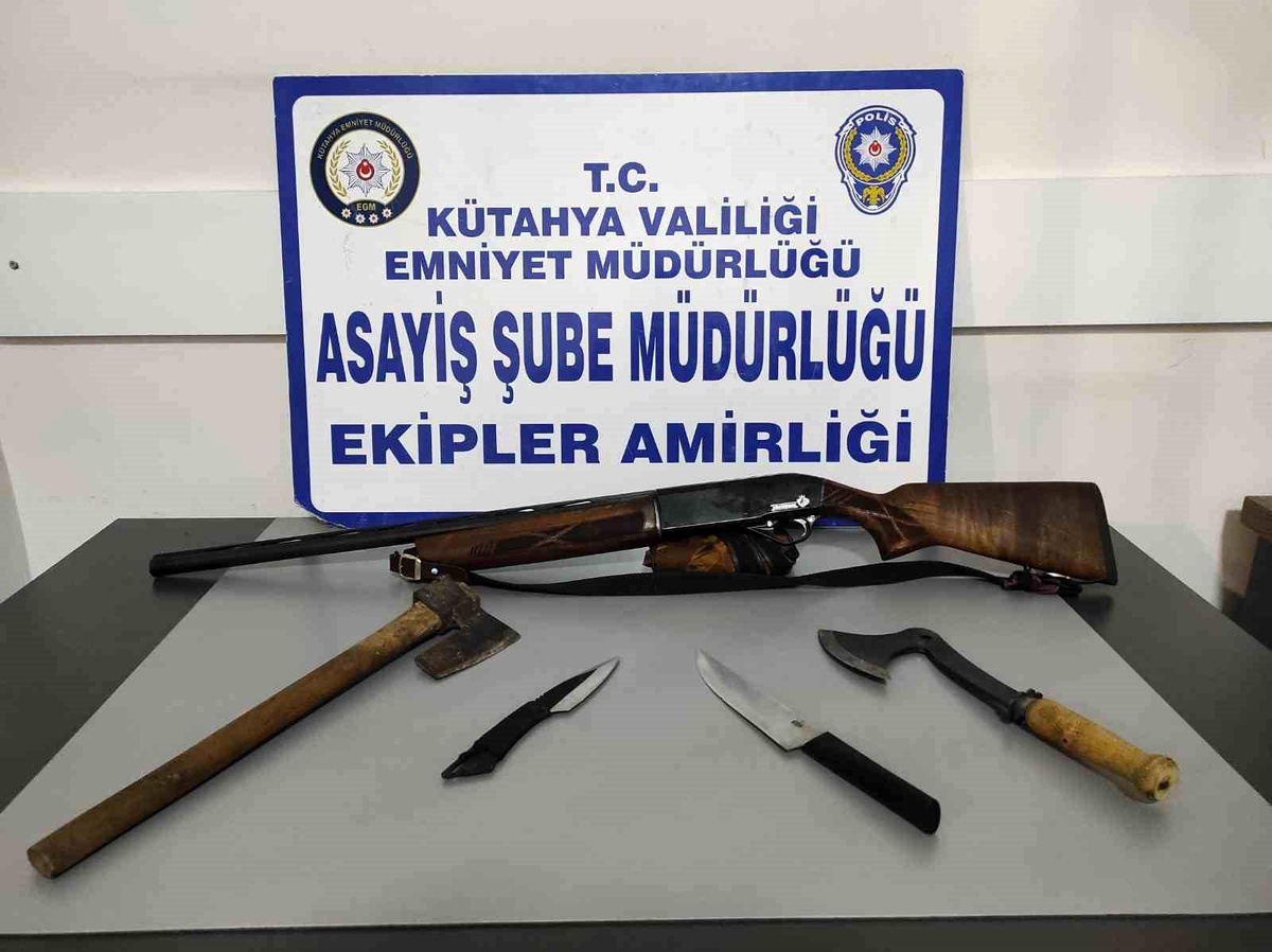Kütahya\'da Ruhsatsız Tüfek ve Kesici Aletler Ele Geçirildi