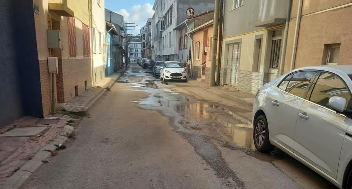 Eskişehir\'de 15 Gündür Devam Eden Su Sızıntısı Vatandaşların Tepkisine Neden Oldu