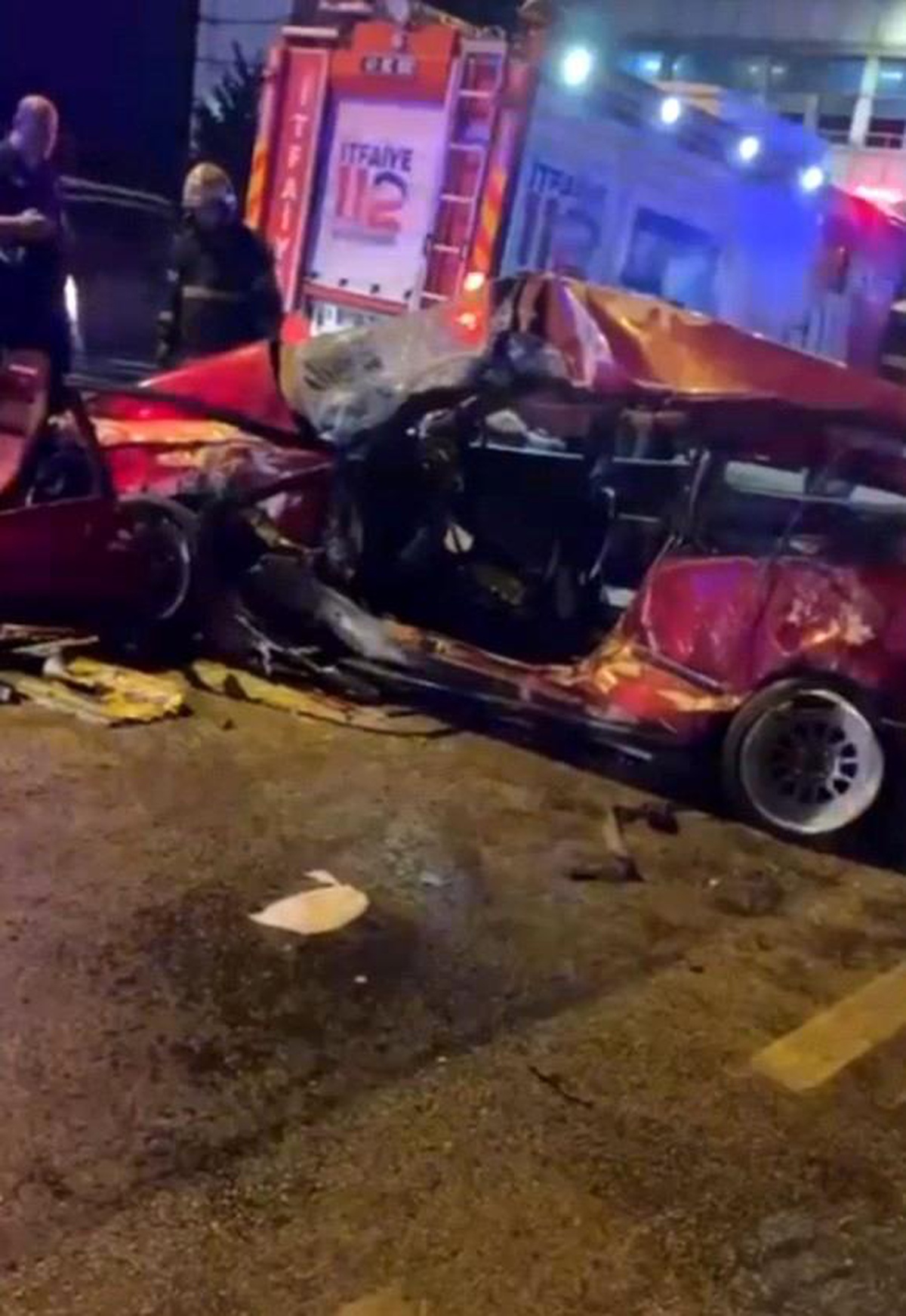 İzmit\'te makas atan otomobil belediye otobüsüne çarptı: 1 ölü, 3 yaralı