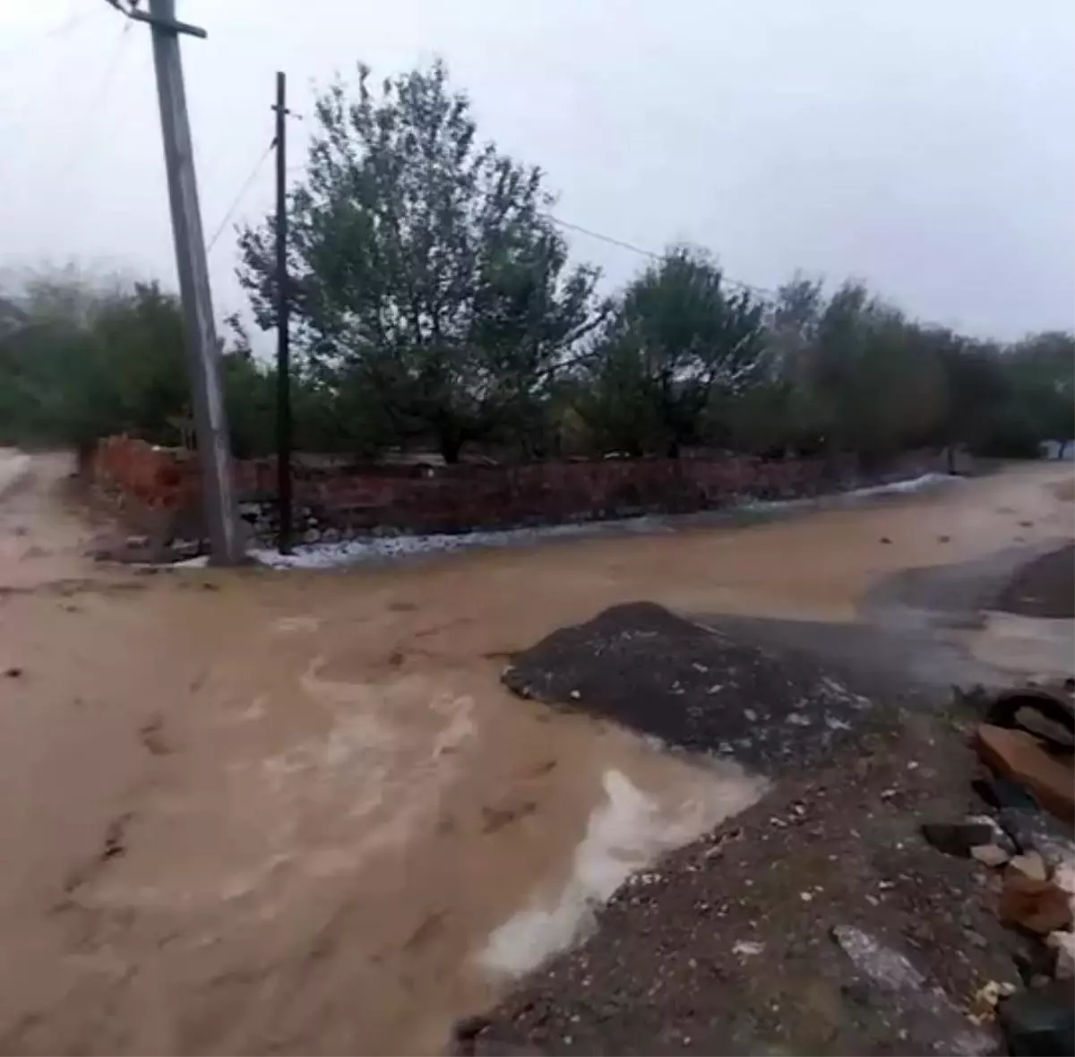 Tokat\'ın Turhal ilçesinde sağanak ve dolu sonrası yollar göle döndü