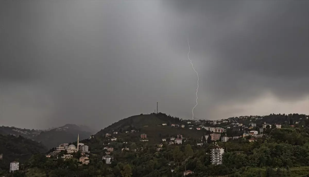 Trabzon\'da Sağanak Hayatı Olumsuz Etkiledi