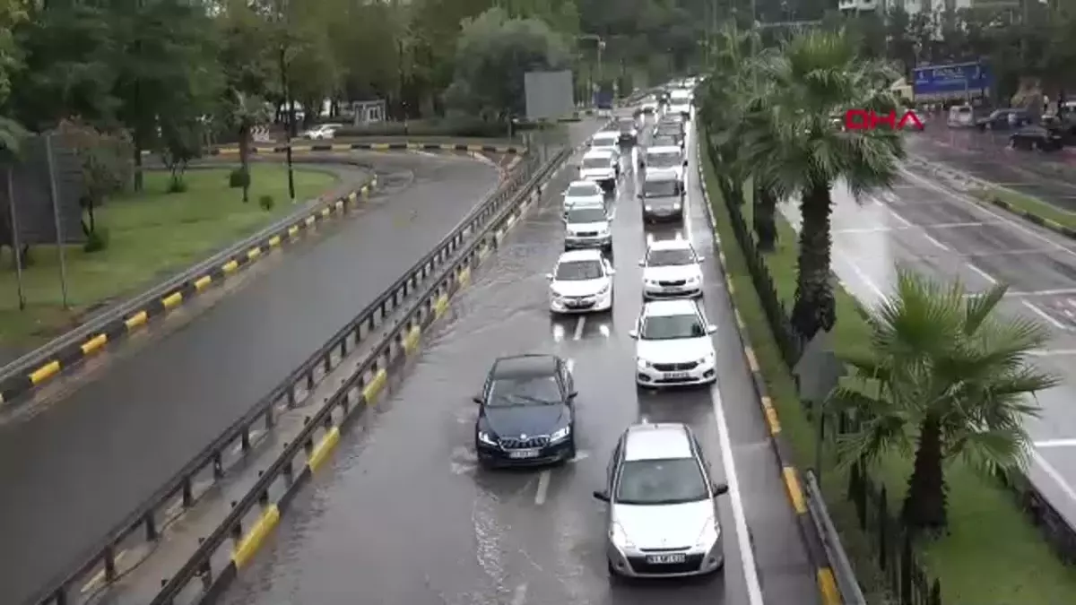 Trabzon\'da Sağanak Yağış Trafiği Olumsuz Etkiledi