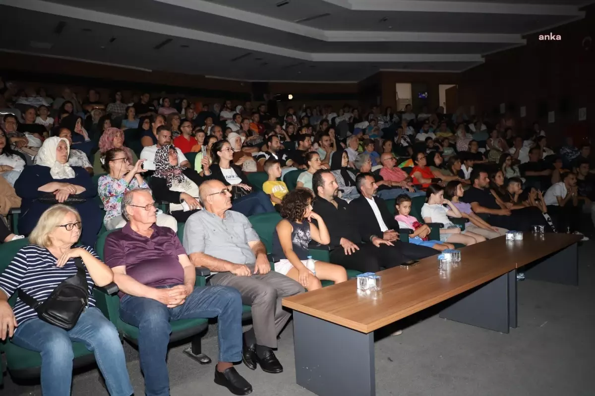 Turgutlu Belediyesi Tiyatro Ekibi, Kurtuluş Yıl Dönümünde \'Küllerinden Doğan Kasaba\' Oyununu Sahneledi