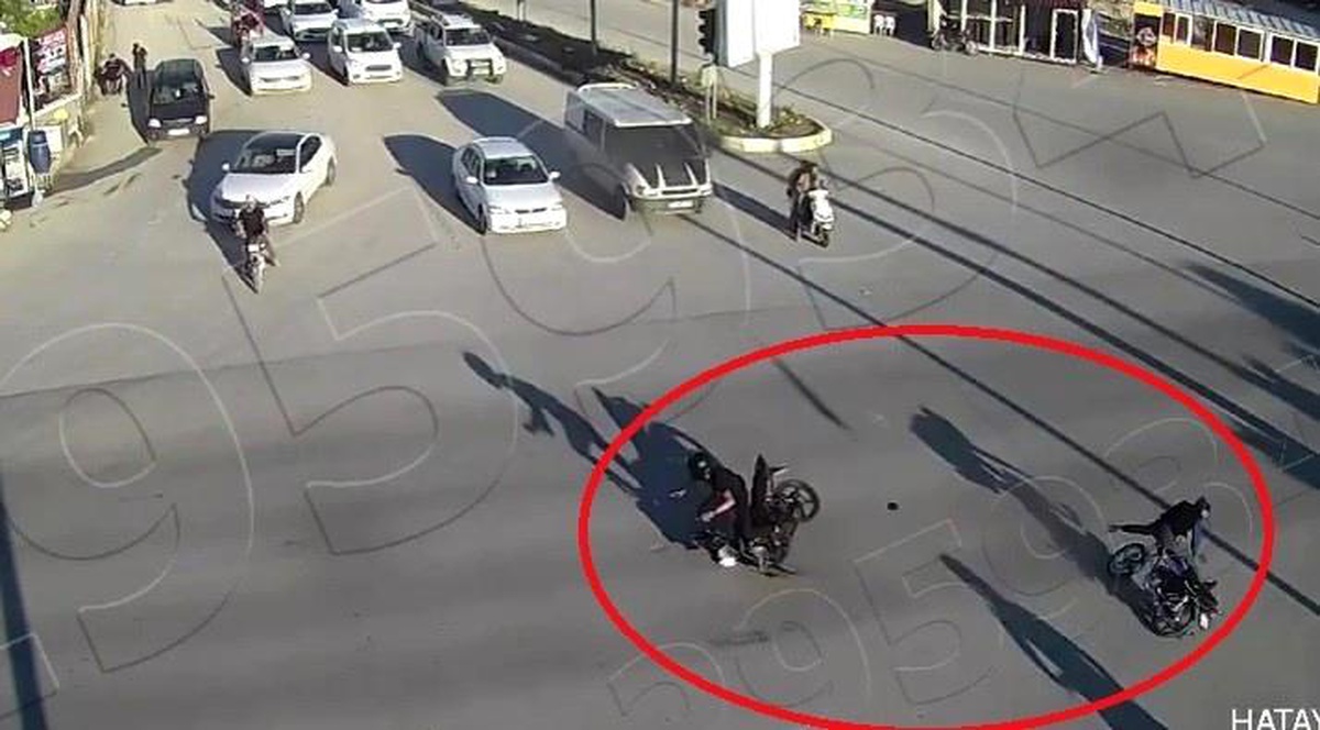 Antakya\'da kavşakta motosiklet kazası