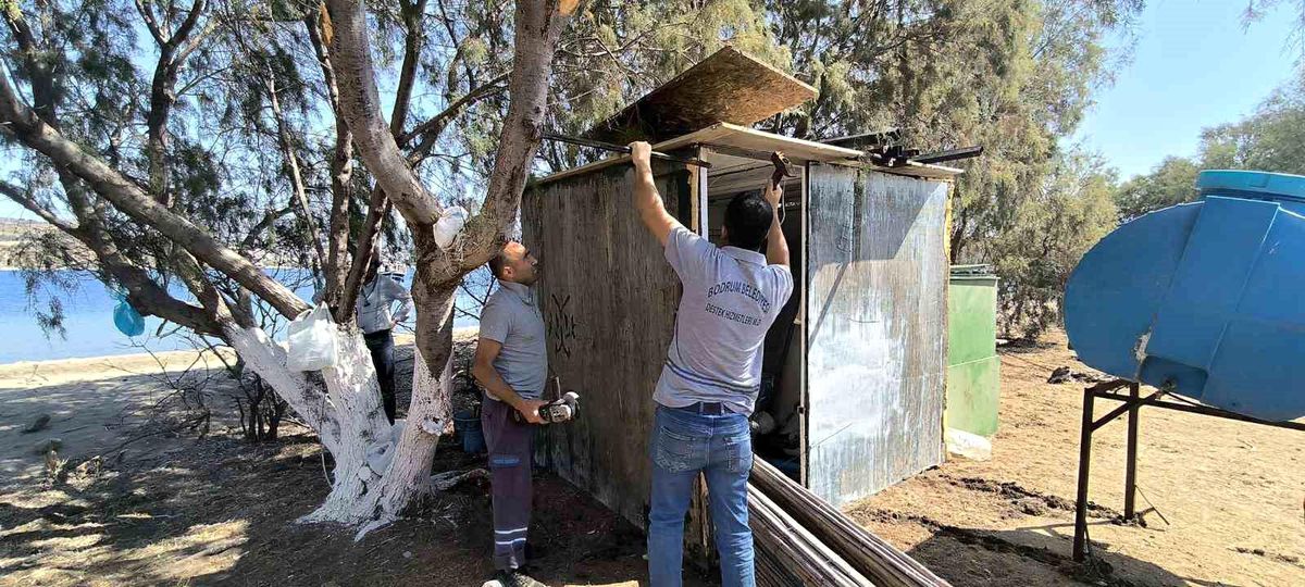 Muğla\'da kaçak kulübe adadan söküldü