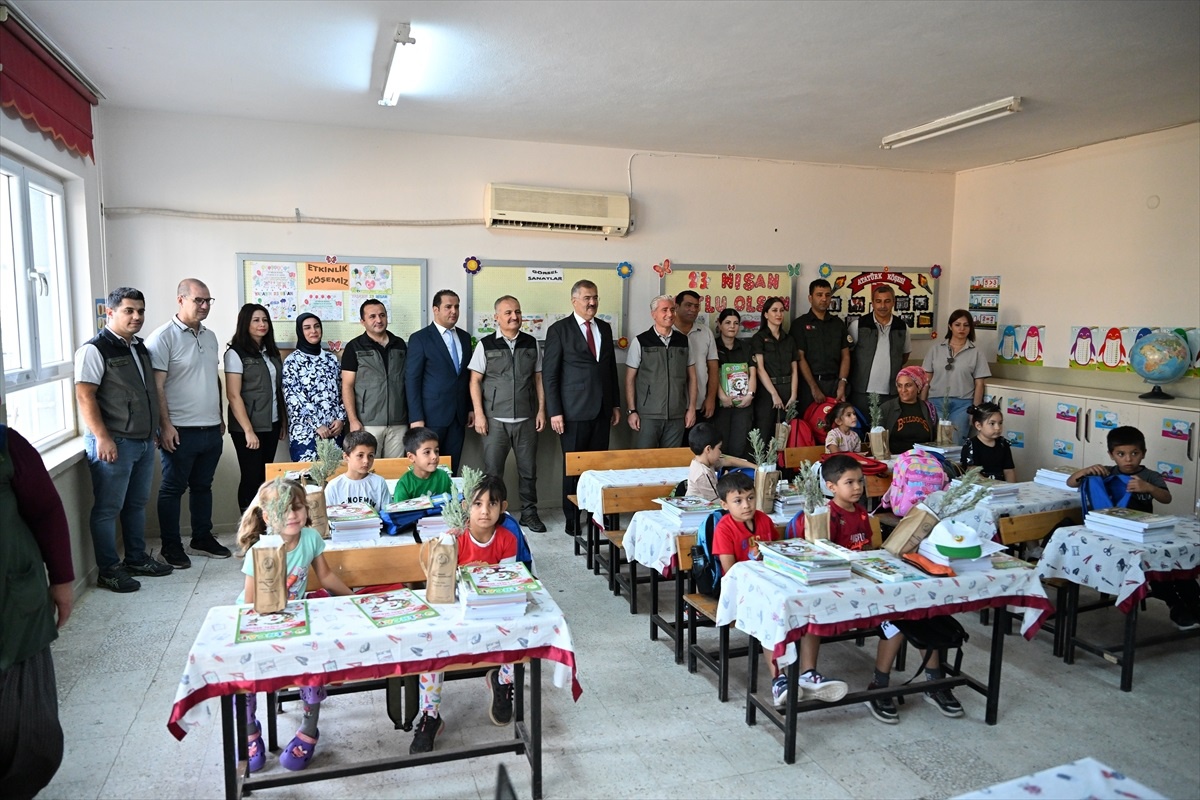 Adana\'da Öğrencilere Fidan ve Kırtasiye Hediye Edildi