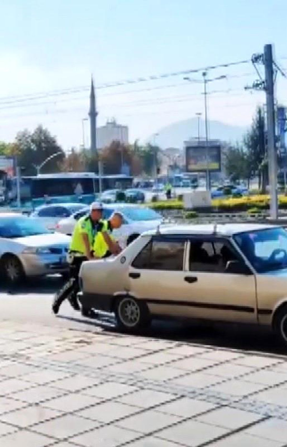 Polis, Kayseri\'de Bozulan Araca Yardım Etti
