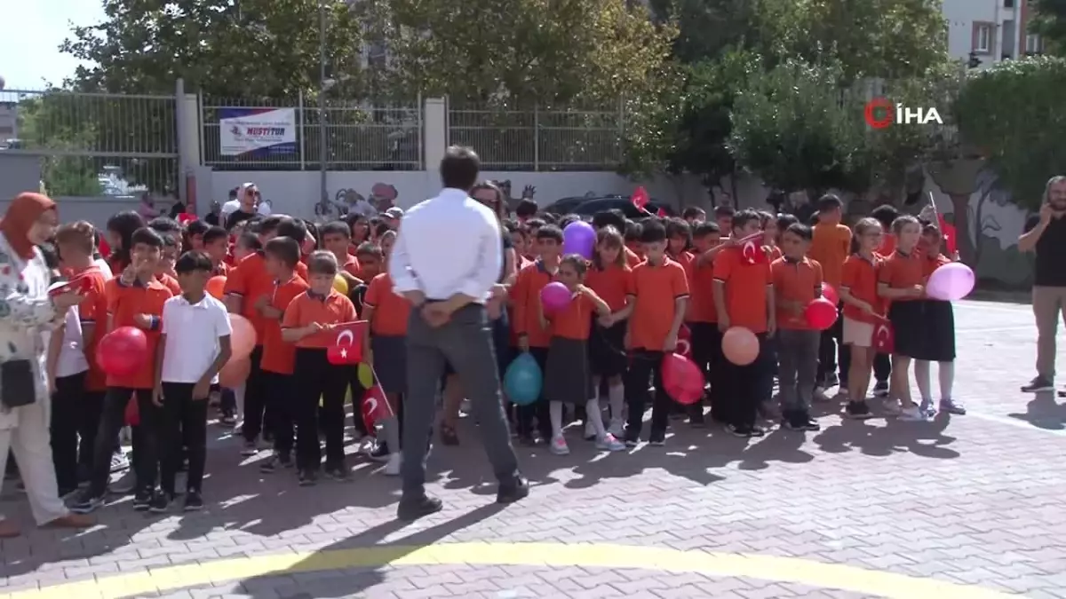 Başkan Alper Yeğin, okulun ilk gününde öğrencileri yalnız bırakmadı