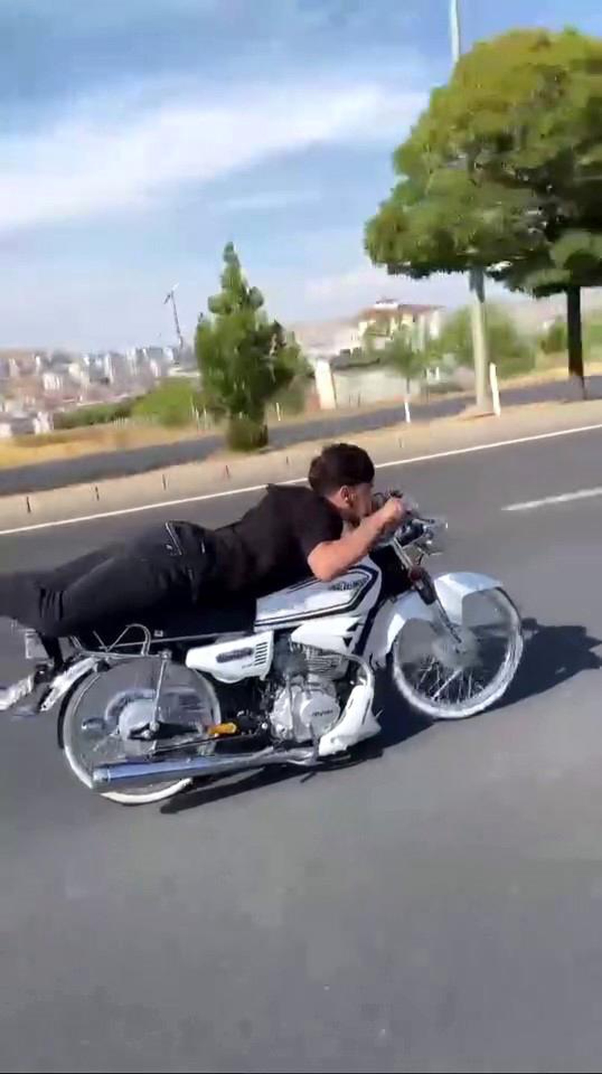 Elazığ\'da Tehlikeli Motosiklet Yolculuğu
