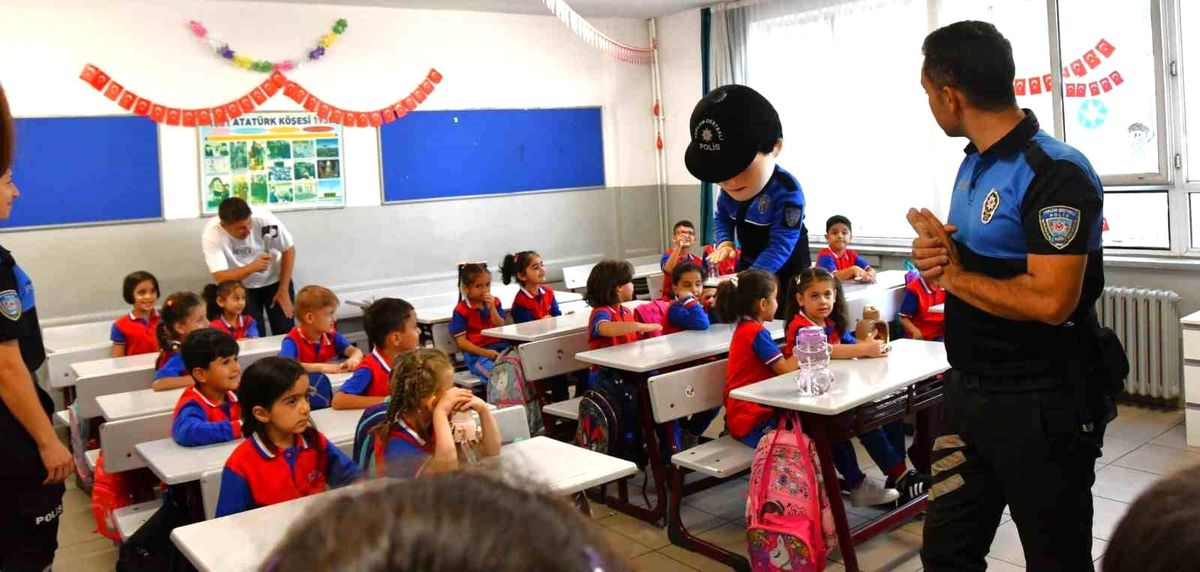 Polis Okulda Hediyelerle Karşılandı
